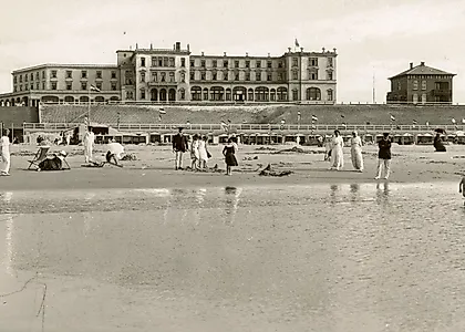 Historisches Kurhaus mit Strandleben, 1910er Jahre